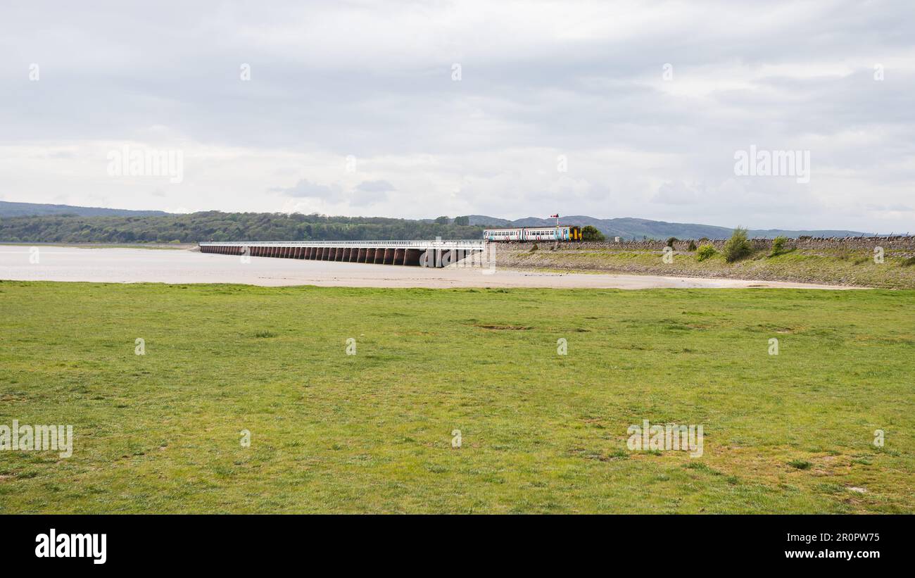 Ein Zug der Northern Line, der anlässlich des 100. Jubiläums der Royal Air Force in besonderen Farben gestrichen wurde, fährt im Mai 2 über das Arnside Viadukt in Cumbria Stockfoto