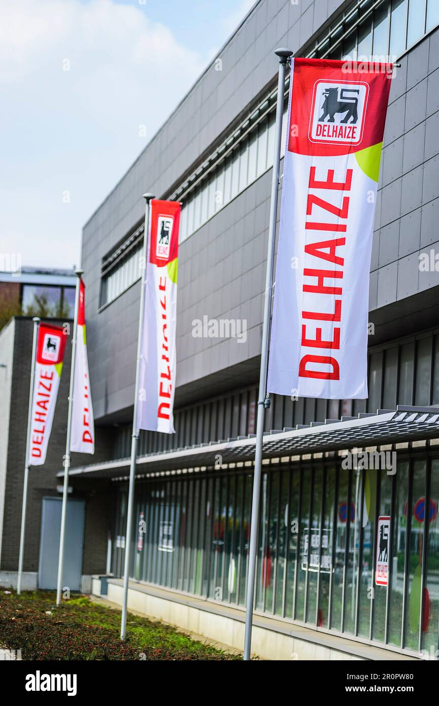 Delhaize-Laden geschlossen. Aufgrund der Personalmaßnahmen nach der Ankündigung des Plans zur Franchise des Stores. | Mouvement de greve chez Delhaize. Arr Stockfoto