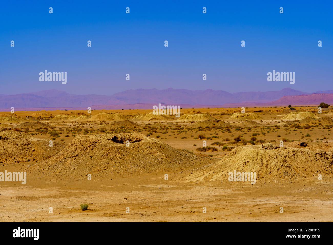 Blick auf die Landschaft der Sahara-Wüste mit Überresten eines alten unterirdischen Bewässerungssystems. Marokko Stockfoto