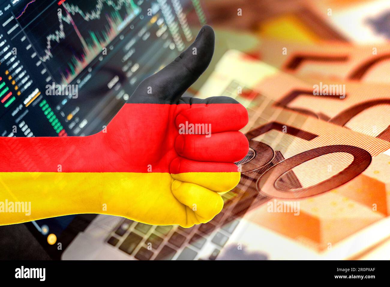 Wirtschaftsdiagramm: Daumen hoch mit der deutschen Flagge, den Börsenindikatoren und den Euro-Bargeld-Banknoten (Geld, Inflation, Erfolg, Märkte, Finanzen, Unternehmen) Stockfoto