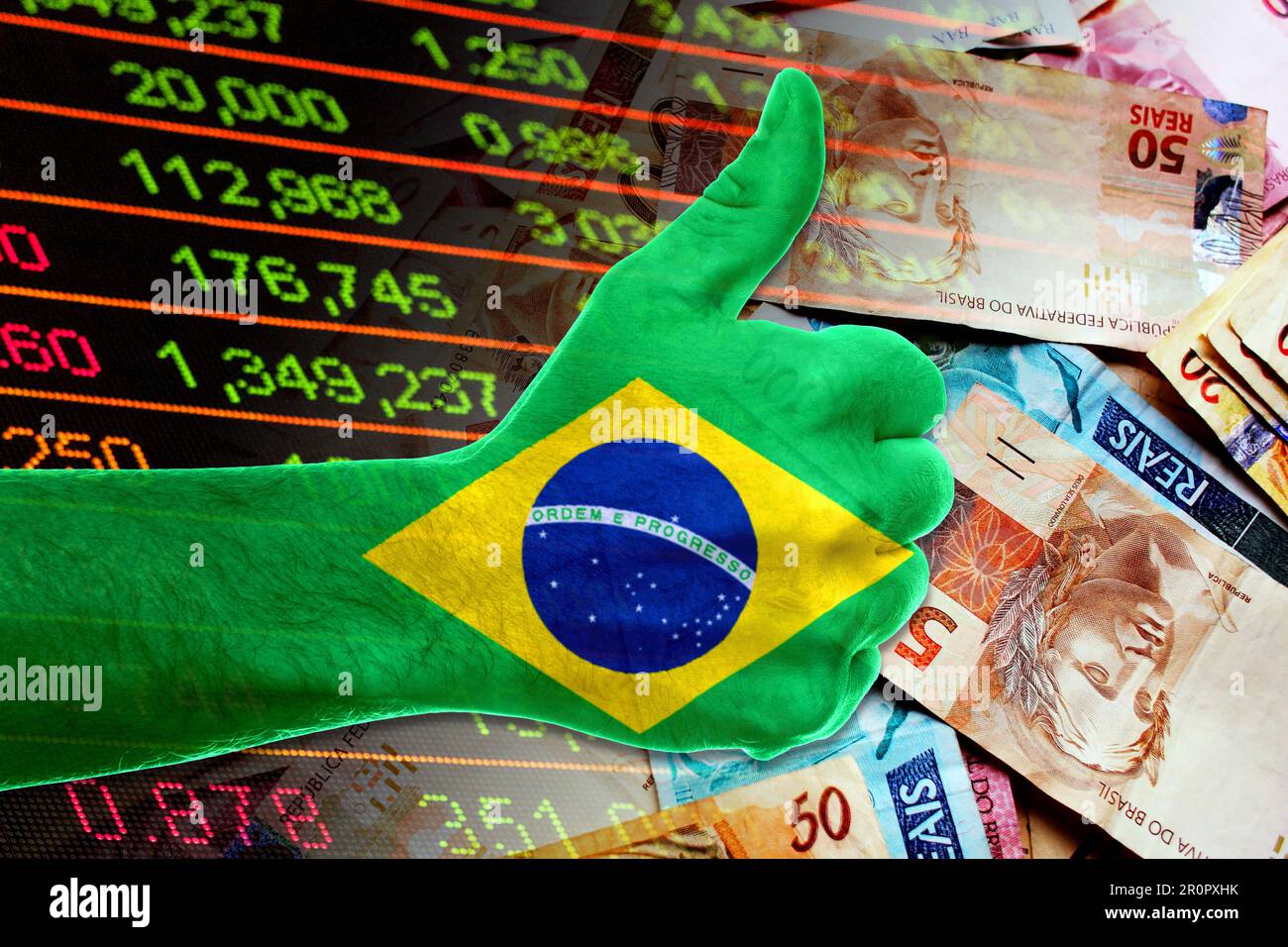 Wirtschaftsdiagramm: Daumen hoch mit der brasilianischen Flagge, Aktienindikatoren und Bargeld brasilianischer realer Scheine (Geld, Inflation, Erfolg, Märkte, Finanzen, Geschäftlich Stockfoto