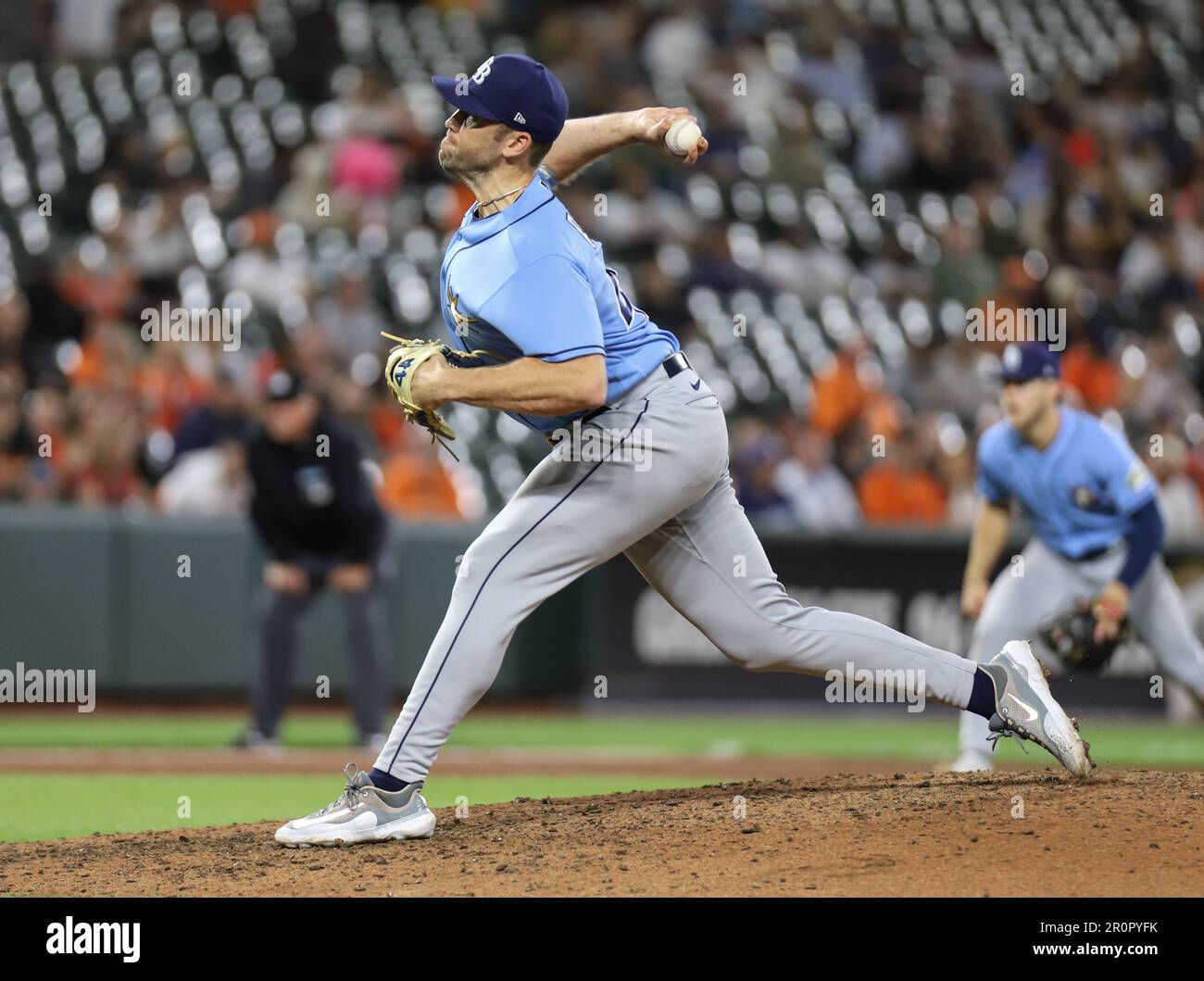 Tampa Bay Rays Pitcher Jason Adam (47) ersetzt Pitcher Kevin Kelly (49) am Donnerstag, 8. Mai 2023 in Baltimore, MD. (Alyssa Howell/Image of Sport) Stockfoto