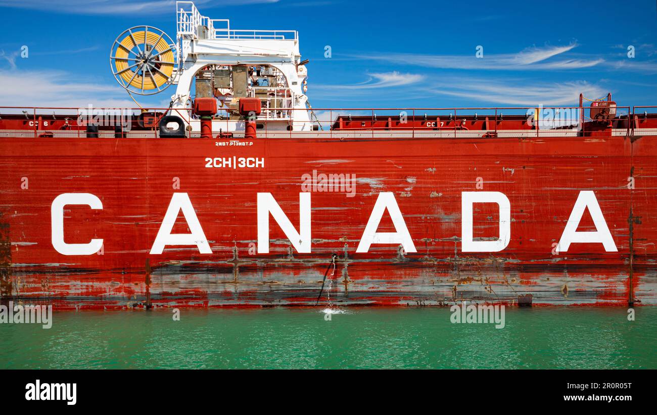 Frachtschiff mit Kanada auf der Seite. Welland-Kanal, Port Colborne, Ontario, Kanada Stockfoto