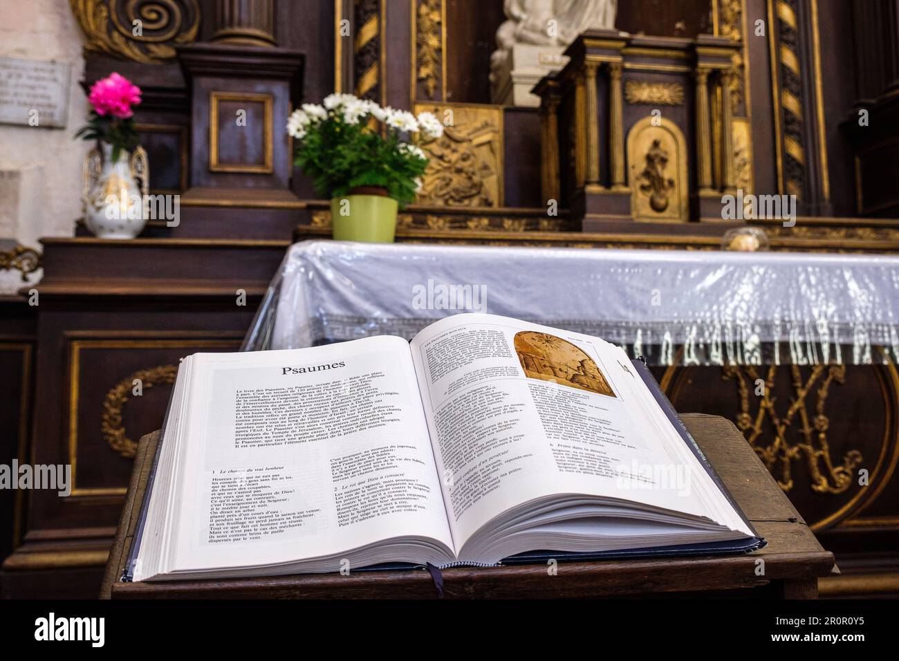 Altes Testament auf einem Schreibtisch geöffnet | Ancien testament ouvert sur un pupitre Stockfoto