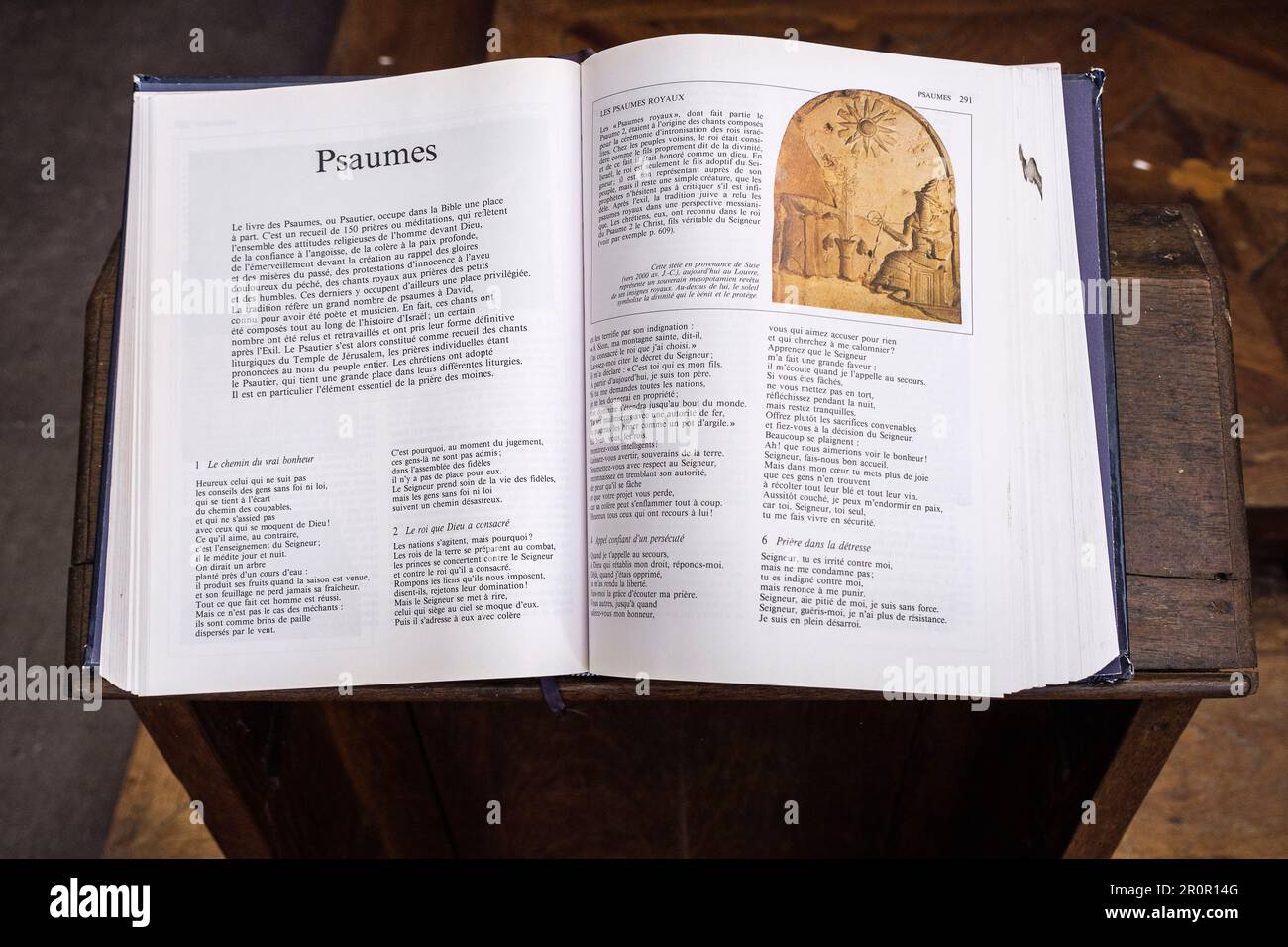 Das alte Testament wurde auf einem Schreibtisch eröffnet - Psalms| Ancien testament ouvert sur un pupitre - Psaumes Stockfoto