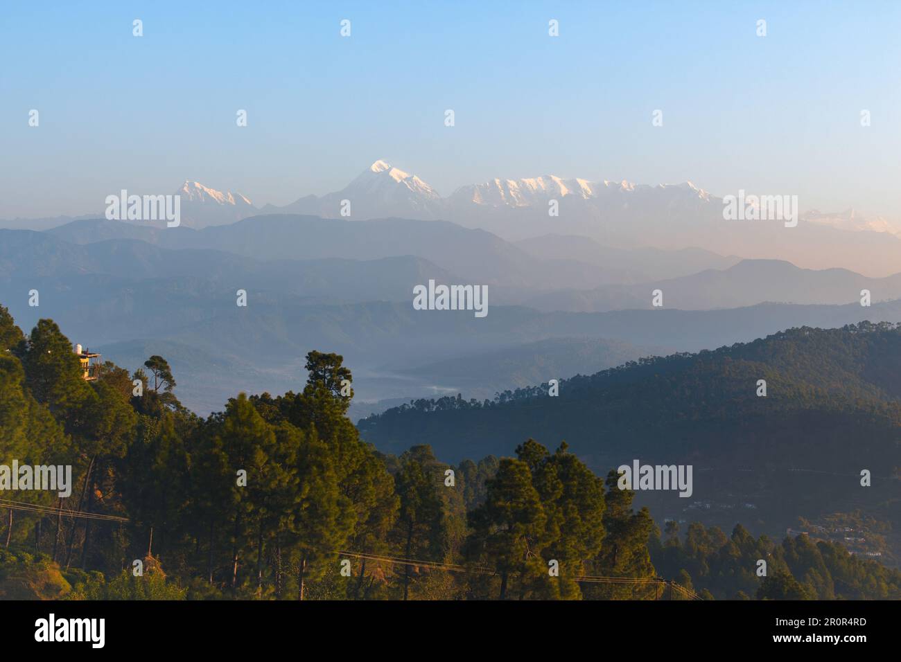 Wunderschöne Landschaft im Himalaya mit Aussicht im Morgennebel. Schneebedeckte Gipfel und grüne Himalaya-Berge. Die Natur des Himalaya. Indische Landschaft. Stockfoto