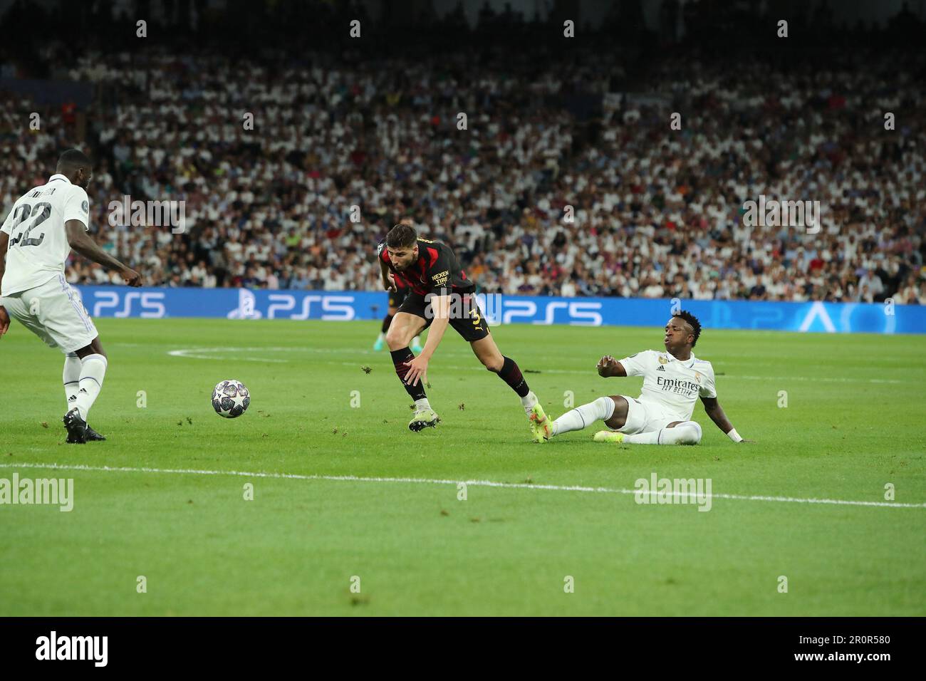 Madrid, Spanien. 09. Mai 2023. Real Madrid´s Vinícius Júnior (R) und Manchester City´s Ruben Dias (L) in Aktion während der Champions League Semifinal Leg 1 zwischen Real Madrid und Manchester City im Santiago Bernabeu Stadion in Madrid, Spanien, am 9. Mai 2023. Kredit: Edward F. Peters/Alamy Live News Stockfoto