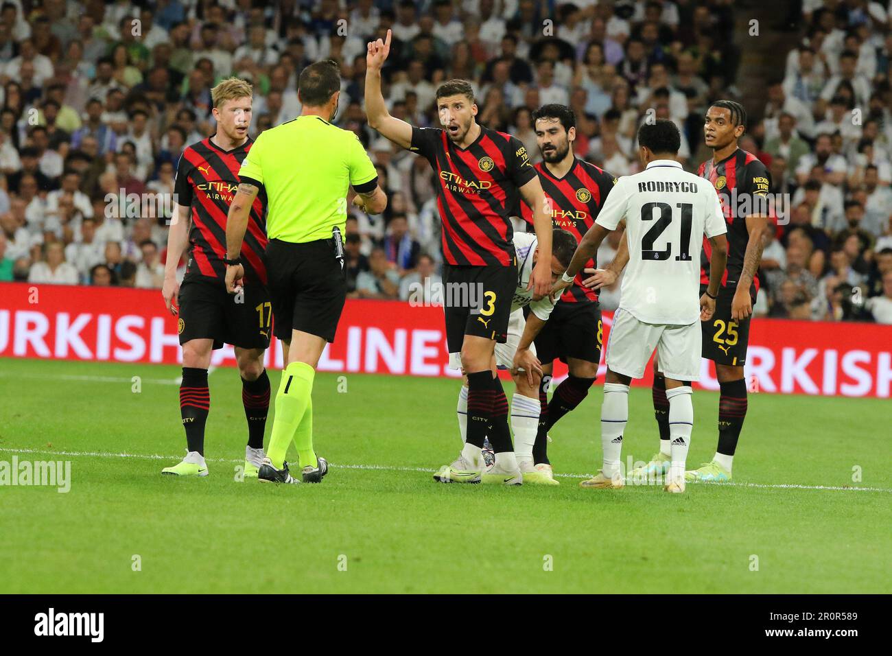 Madrid, Spanien. 09. Mai 2023. Manchester Citys Ruben Dias in Aktion während des Halbfinales der Champions League Leg 1 zwischen Real Madrid und Manchester City im Santiago Bernabeu Stadion in Madrid, Spanien, am 9. Mai 2023. Kredit: Edward F. Peters/Alamy Live News Stockfoto