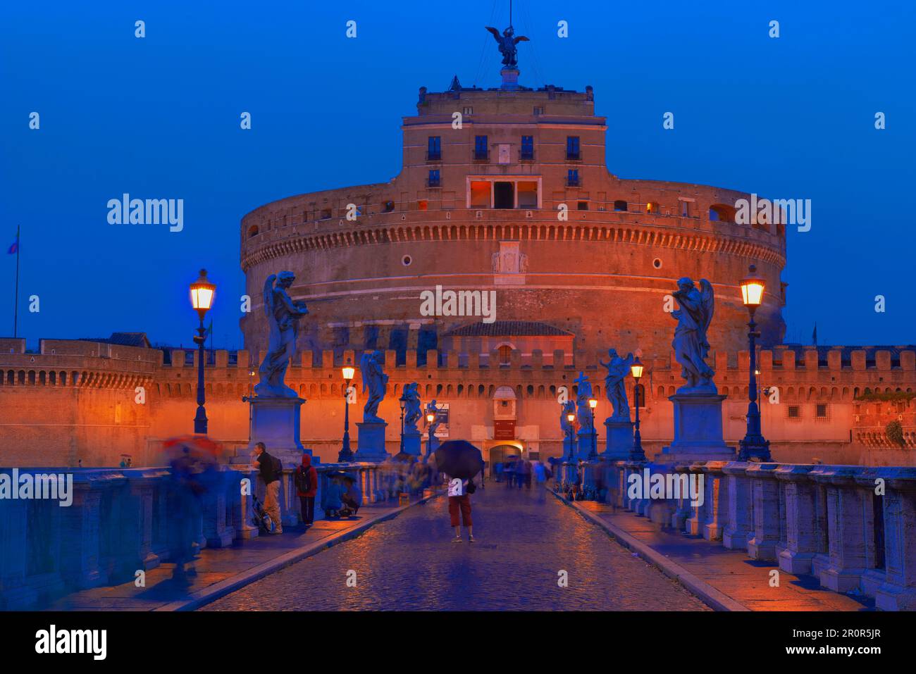 Sant Angelo Brücke, Castel sant Angelo, Sant Angelo Castel in der Dämmerung, Mausoleum von Hadrian, Rom, Latium, Italien Stockfoto