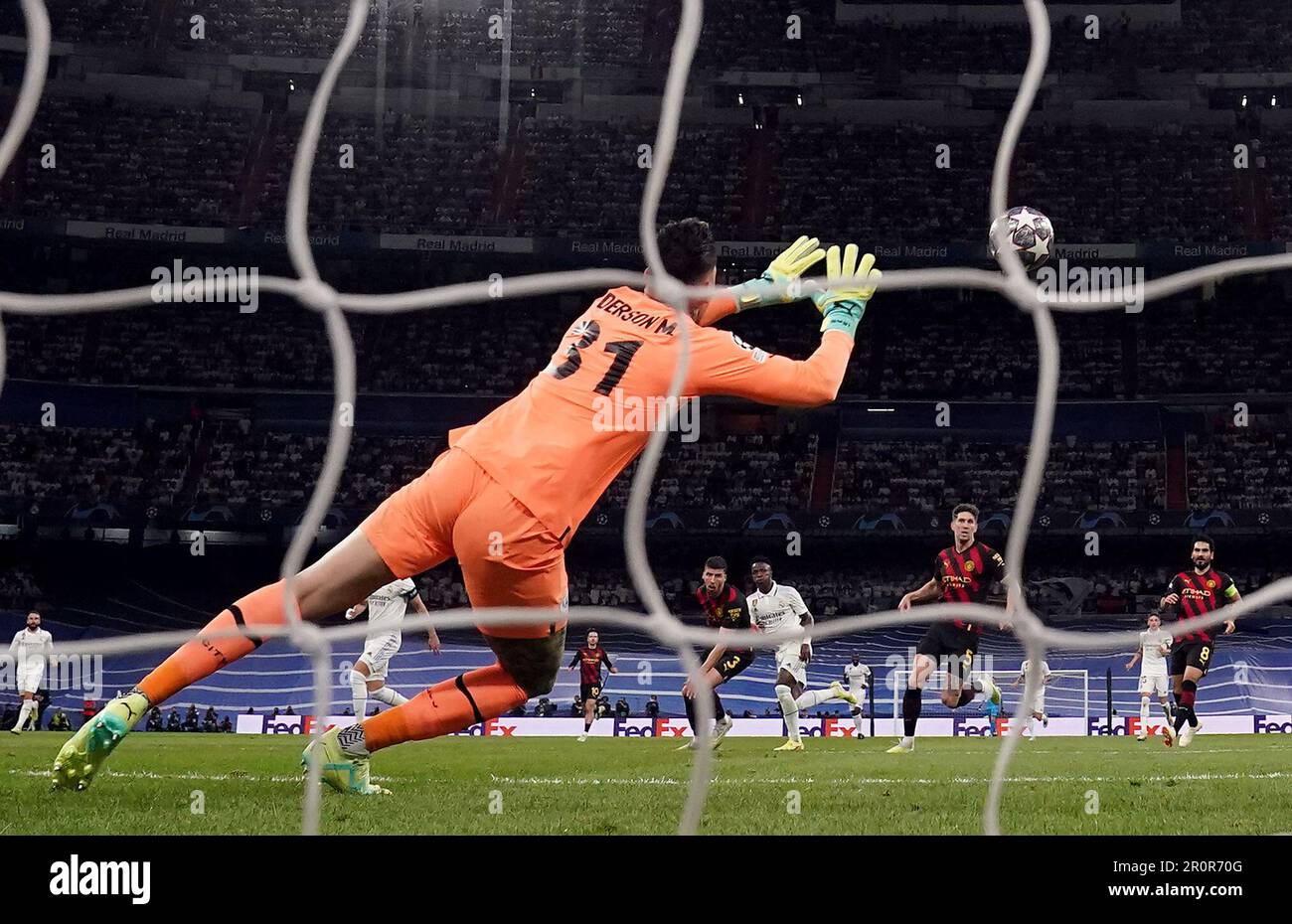 Der Vinicius Junior von Real Madrid erzielt das erste Tor seiner Mannschaft im Spiel während der UEFA Champions League, des Halbfinalspiels und der ersten Etappe im Santiago Bernabeu Stadion in Madrid, Spanien. Foto: Dienstag, 9. Mai 2023. Stockfoto