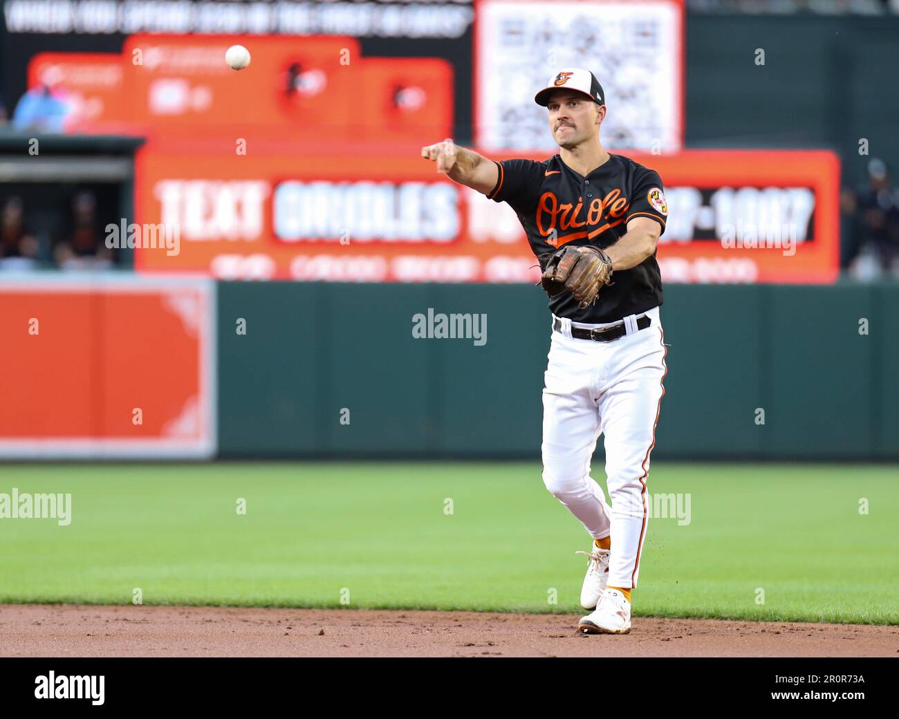 Baltimore Orioles zweiter Baseman Adam Frazier (12) legt einen Bodenball, der von Tampa Bay Rays Batter auf ihn trifft, und rekordverdächtigt die Rochen am 8. Mai 2023 in Baltimore, MD, die Orioles mit 3:0 besiegten. (Alyssa Howell / Bild des Sports) Stockfoto