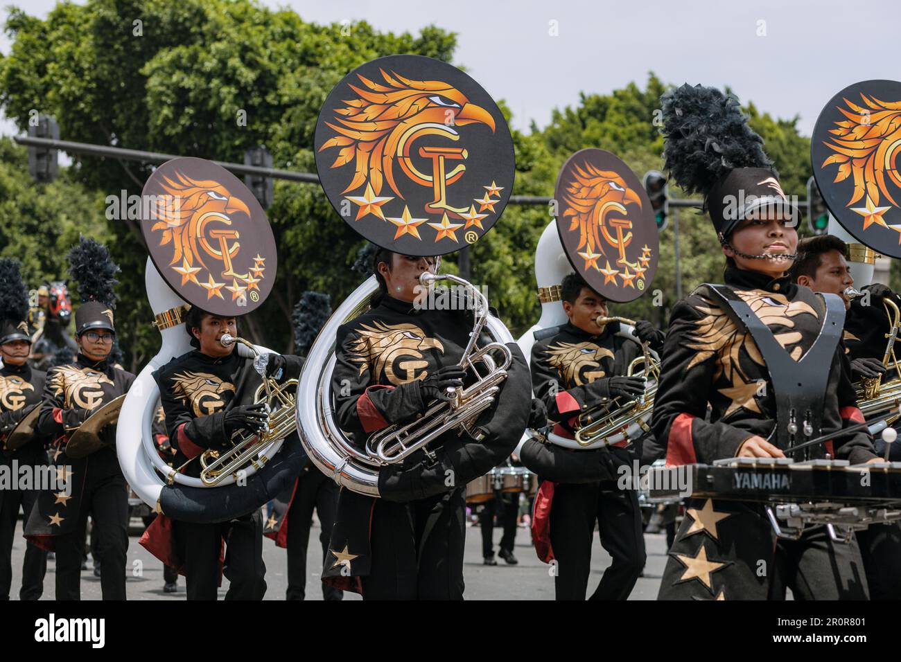 Die Studenten marschieren zur Bürgerparade am Jahrestag der Schlacht im Staat Puebla im Mai 5 Stockfoto