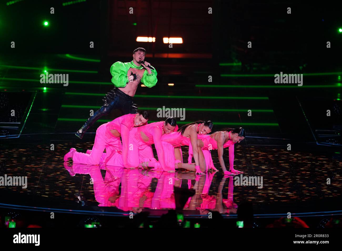 Kaarija, der Teilnehmer aus Finnland, tritt beim Eurovision Halbfinale in der M&S Bank Arena in Liverpool auf. Foto: Dienstag, 9. Mai 2023. Stockfoto