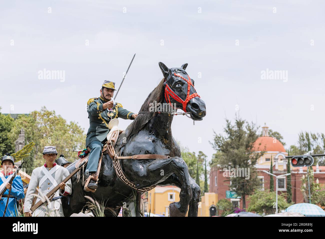 Die Studenten marschieren zur Bürgerparade am Jahrestag der Schlacht im Staat Puebla im Mai 5 Stockfoto