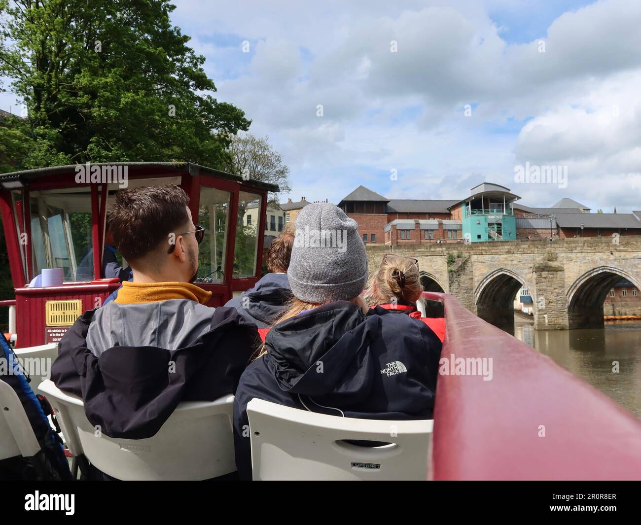 Durham, Großbritannien - 9. Mai 2023: Menschen auf dem Prince Bishop Flussboot, River Wear. Wir nähern uns der Elvet-Brücke. Stockfoto