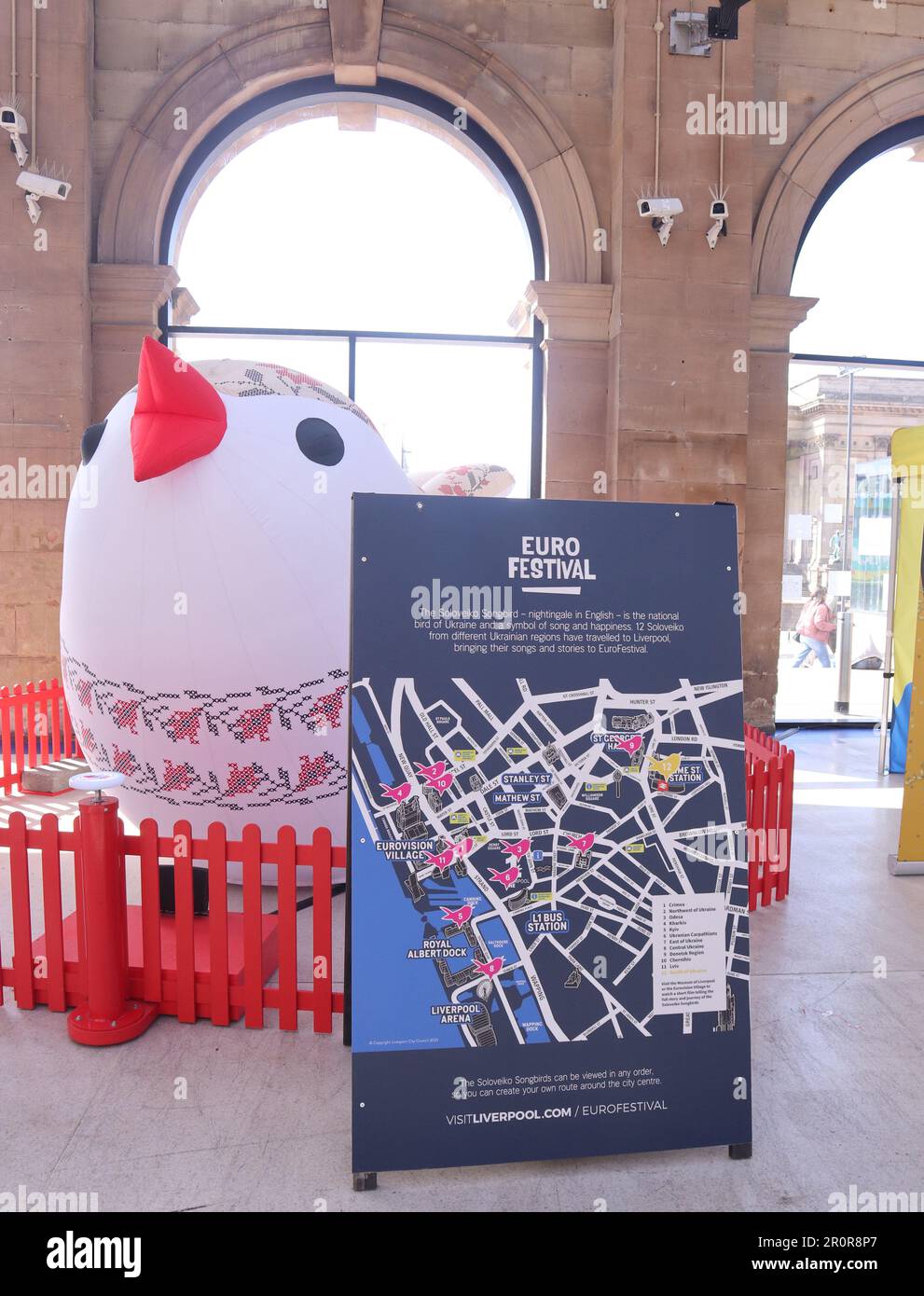 Liverpool, England, 9. Mai 2023 A Soloveiko alias songbird oder Nightingale, am Bahnhof Liverpool Lime St gelegen. Liverpool ist die Stadt, in der im Namen der Ukraine der Eurovision-Wettbewerb stattfindet ©GED Noonan/Alamy Stockfoto