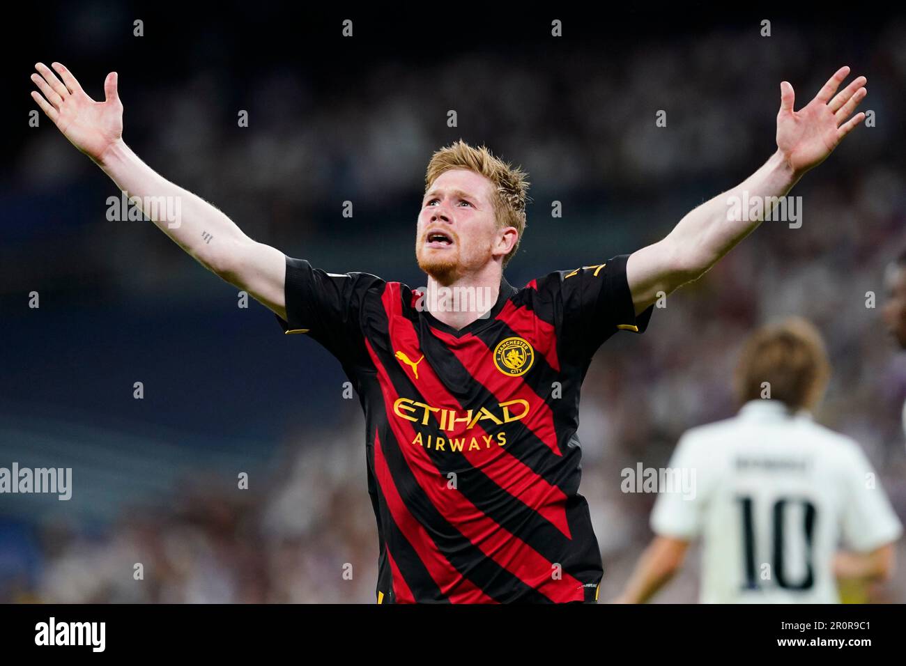 Kevin De Bruyne aus Manchester City feiert das Spiel, nachdem er beim Spiel La Liga zwischen Real Madrid und Manchester City am 9. Mai 2023 im Santiago Bernabeu Stadion in Madrid, Spanien, ein Tor geschossen hat. (Foto: Sergio Ruiz / PRESSINPHOTO) Stockfoto