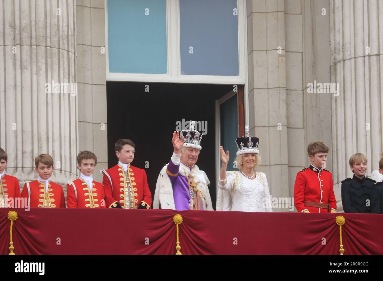 König Charles und Königin Camilla, begleitet von ihren Page Boys auf dem Balkon des Buckingham-Palastes nach der Krönung von König Karl III Stockfoto