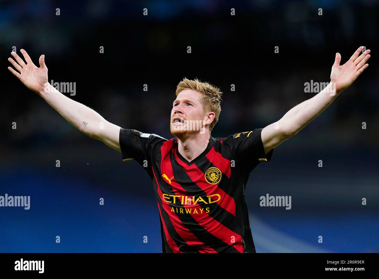 Kevin De Bruyne aus Manchester City feiert das Spiel, nachdem er beim Spiel La Liga zwischen Real Madrid und Manchester City am 9. Mai 2023 im Santiago Bernabeu Stadion in Madrid, Spanien, ein Tor geschossen hat. (Foto: Sergio Ruiz / PRESSINPHOTO) Stockfoto