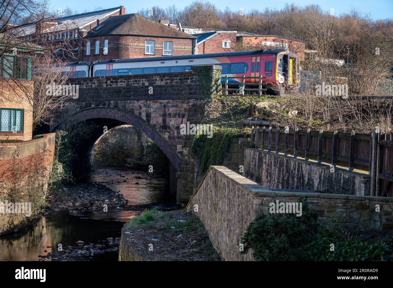 Der Zug überquert einen Kanal über eine Brücke in Sheffield UK Stockfoto