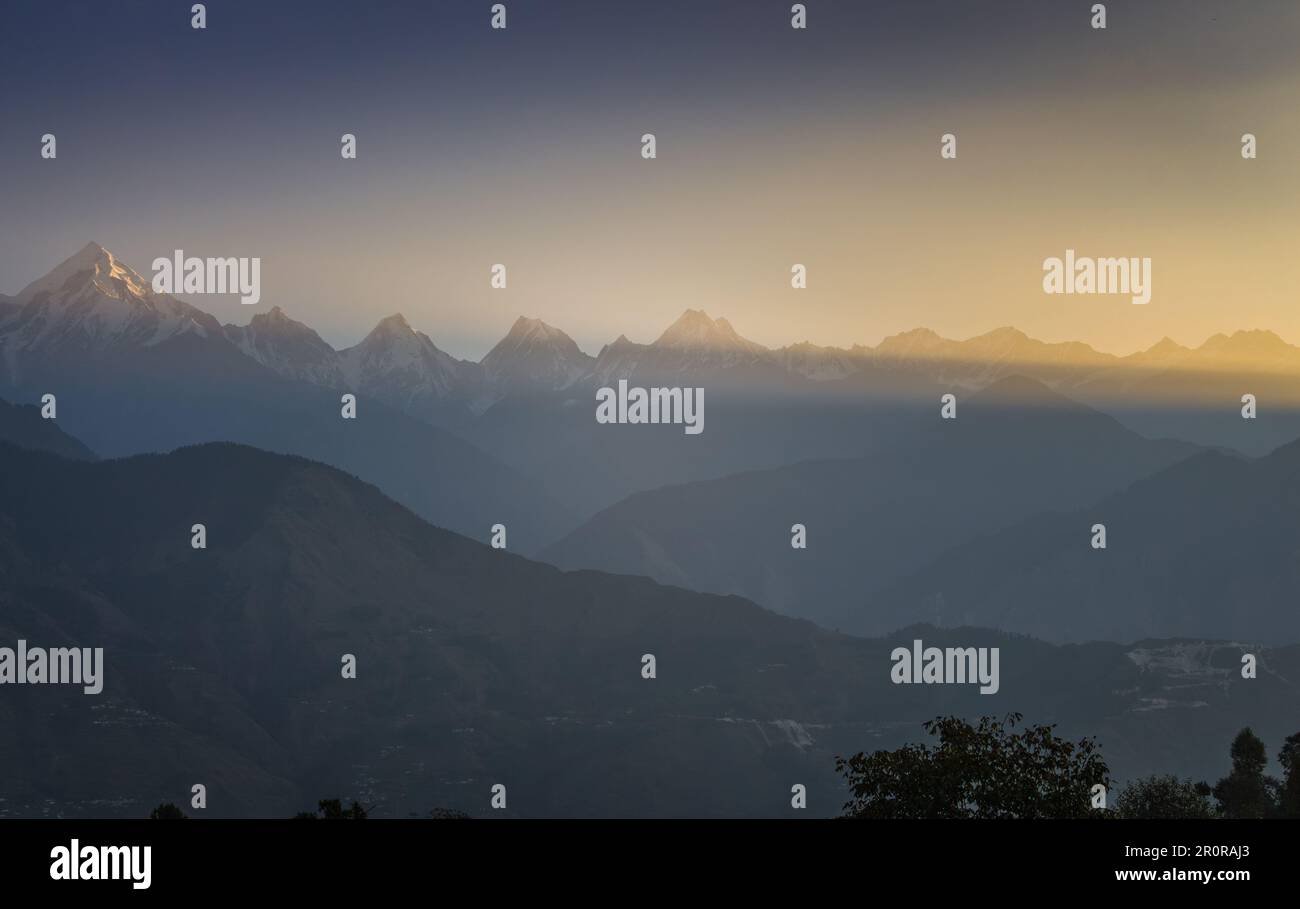 Himalaya-Landschaft im Sonnenaufgang. Schneebedeckte Gipfel im frühen Morgensonnenlicht im Himalaya. Die Natur des Himalaya. Ein neuer Lichtstrahl. Stockfoto