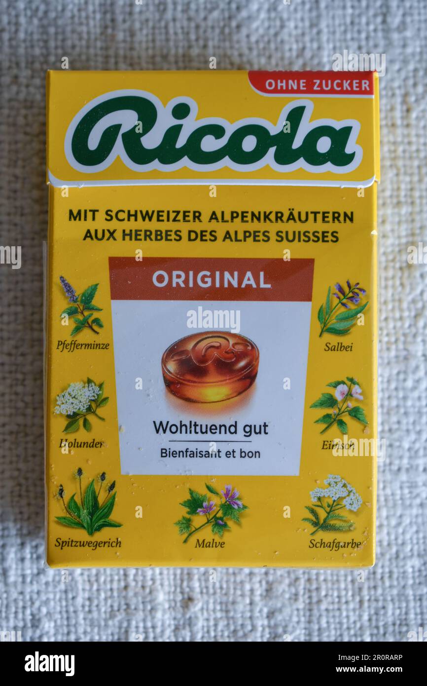 Traditionelle schweizer Ricola-Süßigkeiten Hustentropfen, originale Kräutersüße, zuckerfrei Stockfoto