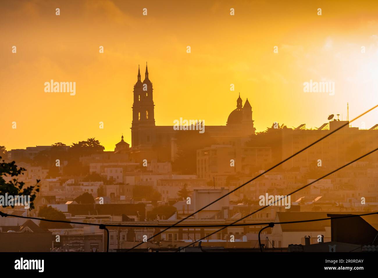 Heilige Peter und Paul Kirche im North Beach District von San Francisco, Kalifornien, USA bei Sonnenuntergang. Stockfoto