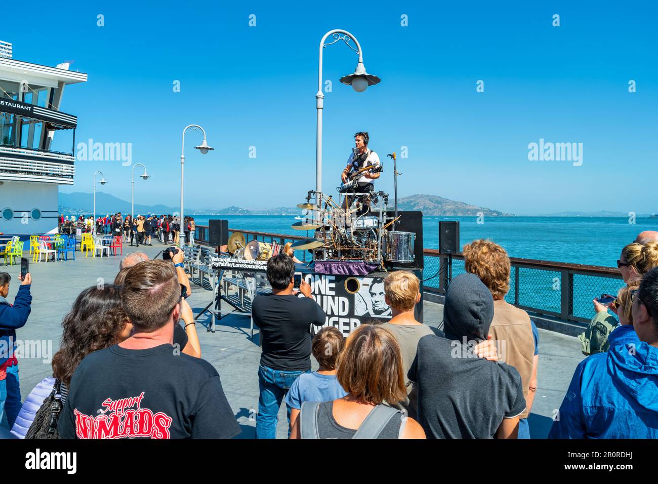 Besucher genießen Straßenkünstler in Fisherman's Wharf, San Francisco, Kalifornien, USA Stockfoto