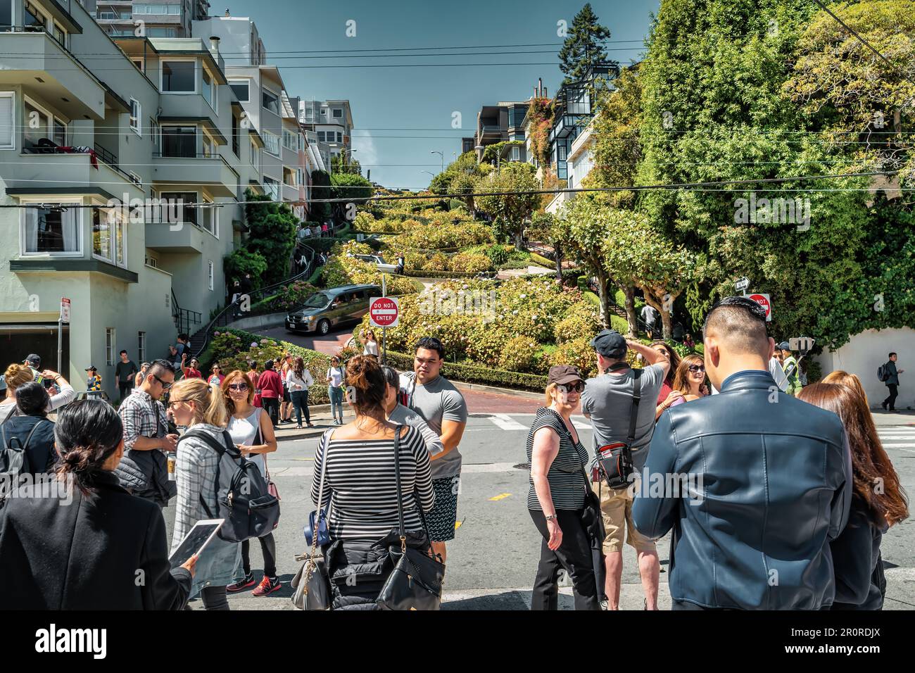 In der gewundenen Lombard Street in San Francisco, Kalifornien, USA, könnt ihr euch fotografieren lassen. Stockfoto