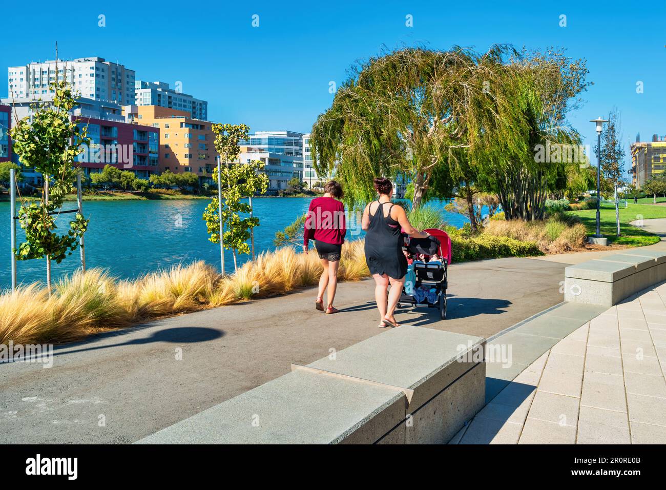 Frauen mit Babys gehen im Mission Bay District in San Francisco California USA spazieren Stockfoto