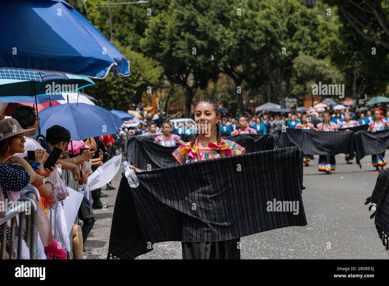 Die Studenten marschieren zur Bürgerparade am Jahrestag der Schlacht im Staat Puebla im Mai 5 Stockfoto