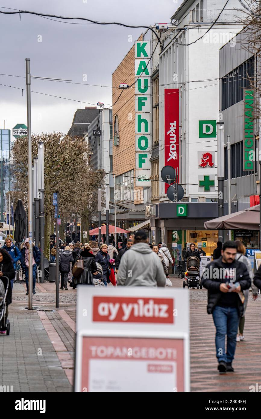 Galeria Kaufhof im Stadtzentrum von Gelsenkirchen an der Bahnhofstraße ist von den Schließungsplänen der Kaufhausgruppe betroffen Stockfoto