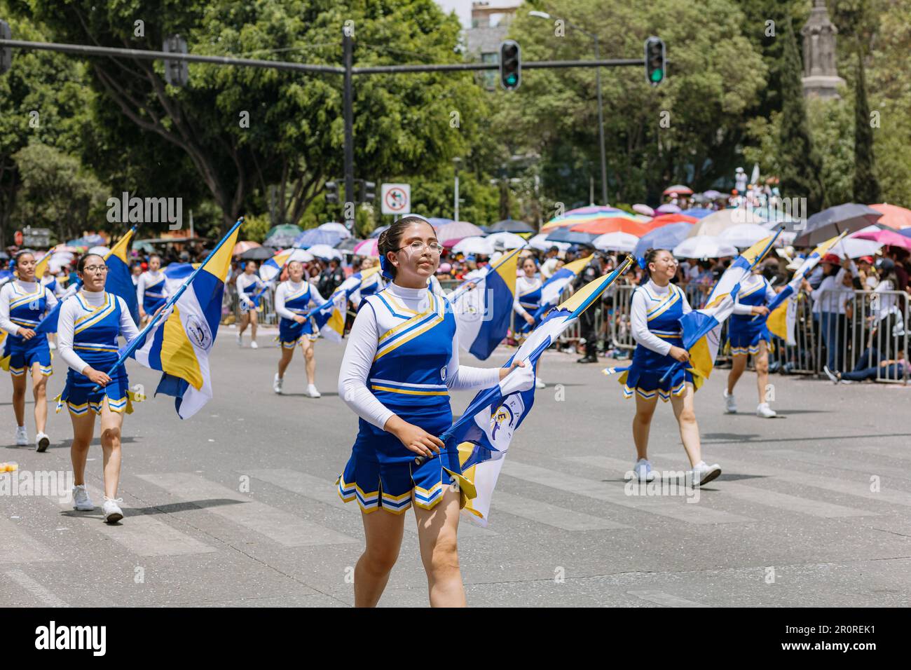 Die Studenten marschieren zur Bürgerparade am Jahrestag der Schlacht im Staat Puebla im Mai 5 Stockfoto