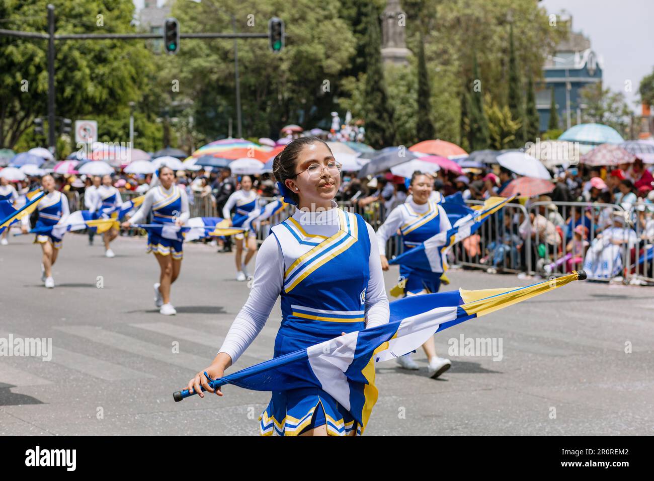 Die Studenten marschieren zur Bürgerparade am Jahrestag der Schlacht im Staat Puebla im Mai 5 Stockfoto