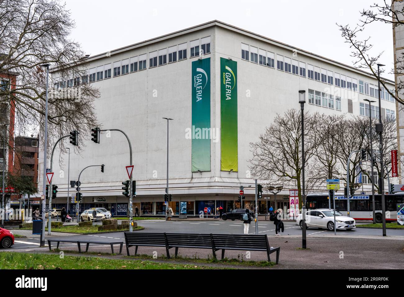 Galeria Kaufhof im Zentrum von Duisburg, an der Düsseldorfer Straße, ist von den Schließungsplänen der Kaufhausgruppe und betroffen Stockfoto