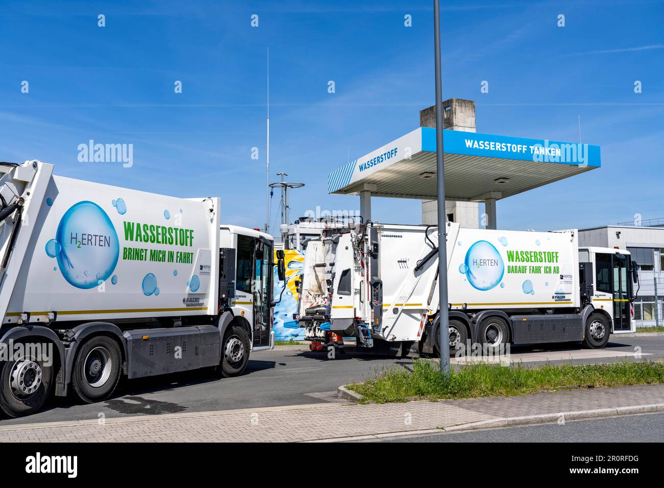 Wasserstofftankstelle, Müllabfuhrfahrzeuge, Müllabfuhrfahrzeuge, der kommunalen Müllabfuhrfirma Herten, tanken, am Wasserstoff Stockfoto