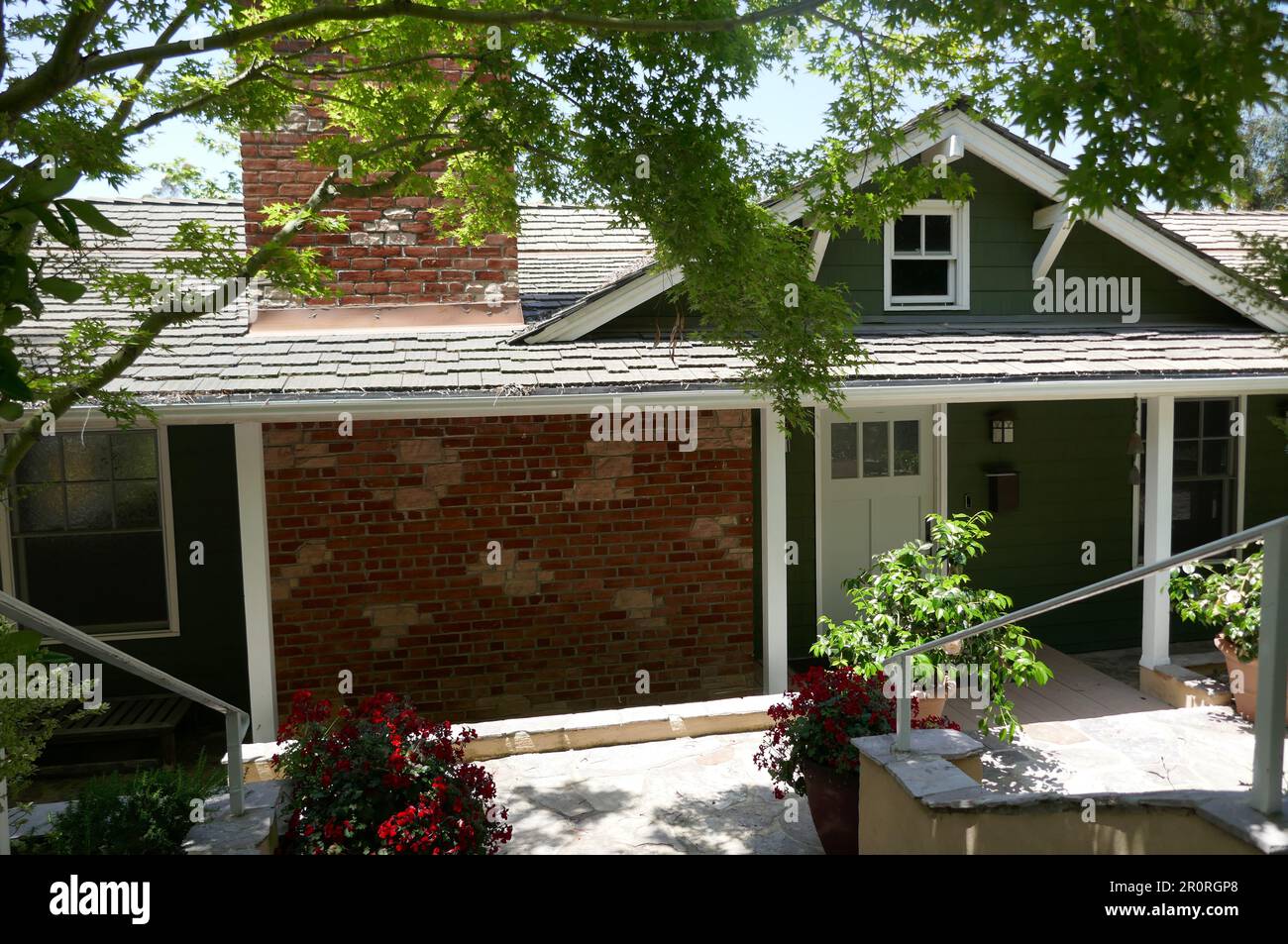 Los Angeles, Kalifornien, USA 8. Mai 2023 Schriftsteller William Faulkner ehemaliges Haus in der 621 N. Saltair Avenue am 8. Mai 2023 in Los Angeles, Kalifornien, USA. Foto: Barry King/Alamy Stock Photo Stockfoto