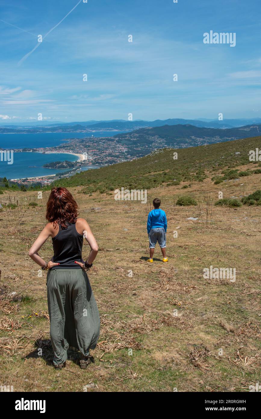 Touristen genießen den Blick auf die Küste von der Seite eines Berges Stockfoto