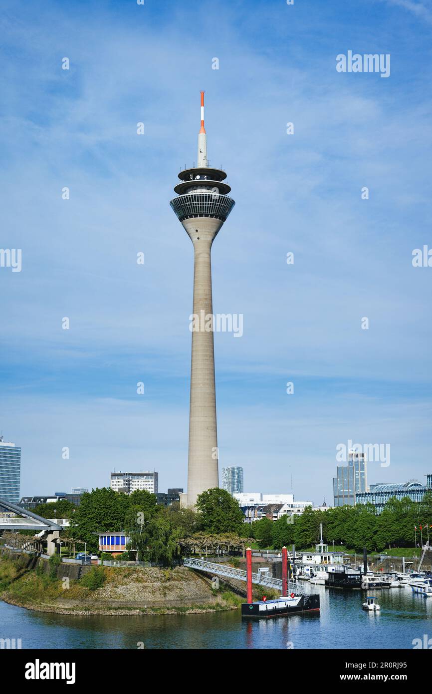 Düsseldorf, Deutschland Mai 04 2023: Blick auf den düsseldorfer fernsehturm rheinturm vom Medienhafen Stockfoto