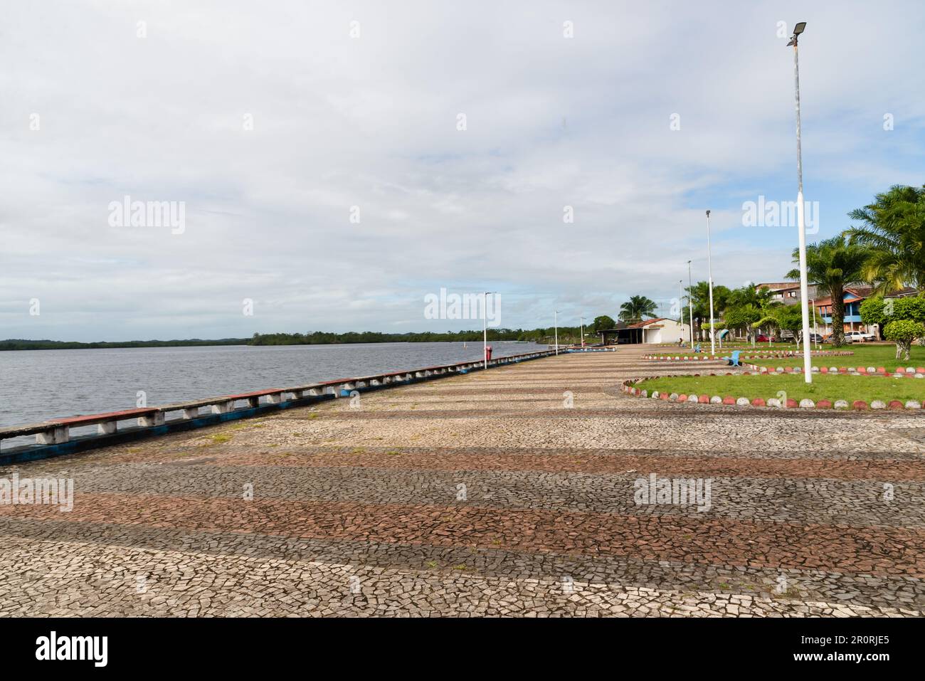 Taperoa, Bahia, Brasilien - 22. Juni 2022: Blick auf den Platz und den Fluss mit Wald in der Stadt Taperoa, in Bahia. Stockfoto