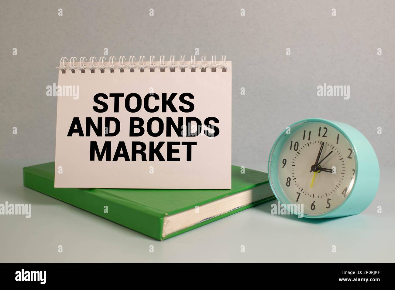 Text Aktien- und Bonds-Markt auf Papiernotiz. Stockfoto