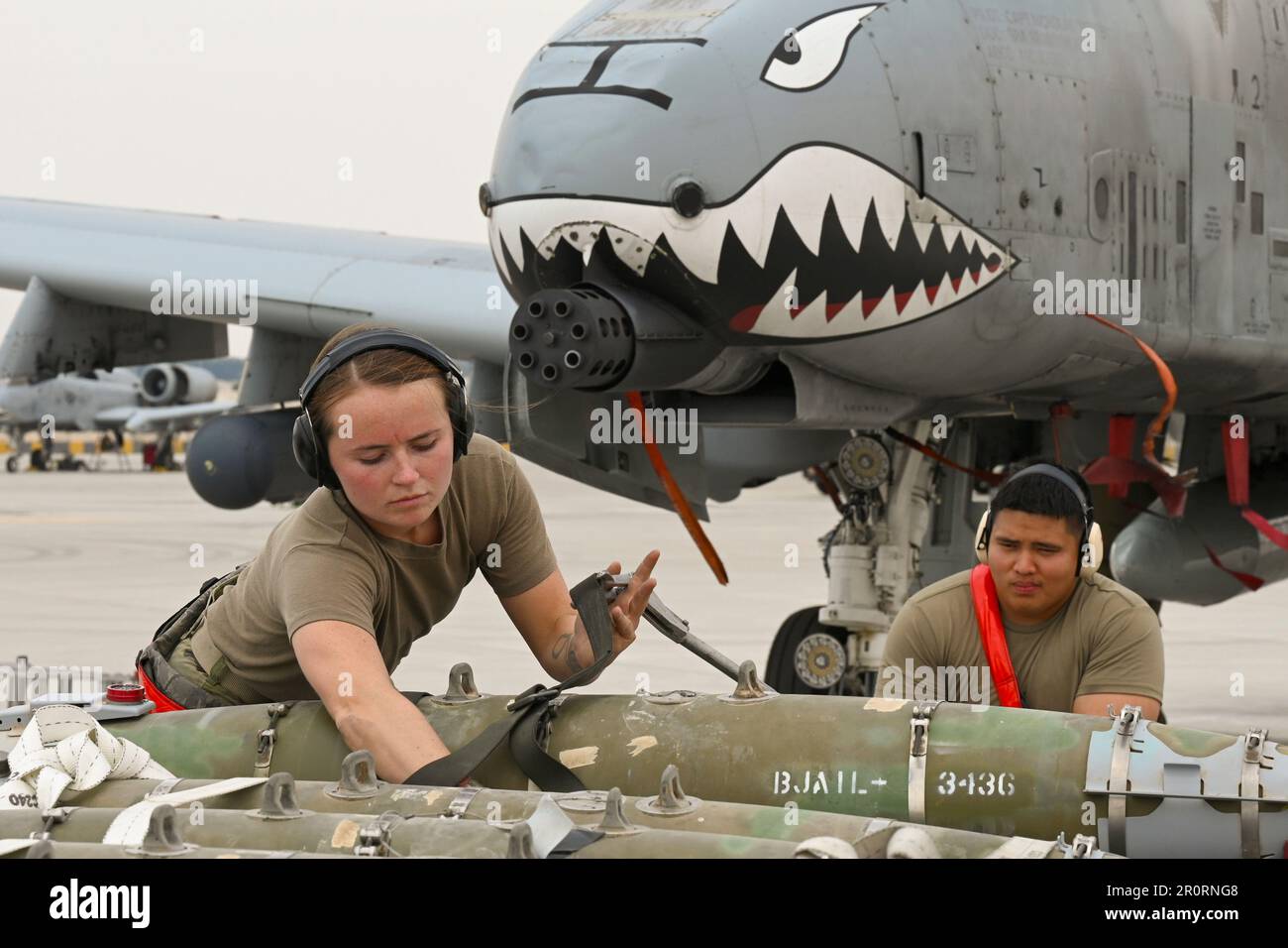 18. April 2023 - Al Dhafra Air Base, Al Dhafra Air Base, Vereinigte Arabische Emirate - USA Air Force Staff Sgt. Journey Yanzick, 75. Kampfeinheit, sichert Munition auf einem Jammer, bevor Senior Airman Christian Salas, 75. EFGS-Crew-Mitglied, sie hebt und transportiert, um sie in die USA zu verladen Air Force A-10 Thunderbolt II am Luftwaffenstützpunkt Al Dhafra, Vereinigte Arabische Emirate, 18. April 2022. Der Einsatz Von A-10s bietet zusätzliche Fähigkeiten in Kombination mit anderen Kampfflugzeugen in der gesamten Region. (Uphoto von Alex Fox Echols III) (Kreditbild: © USA Stockfoto