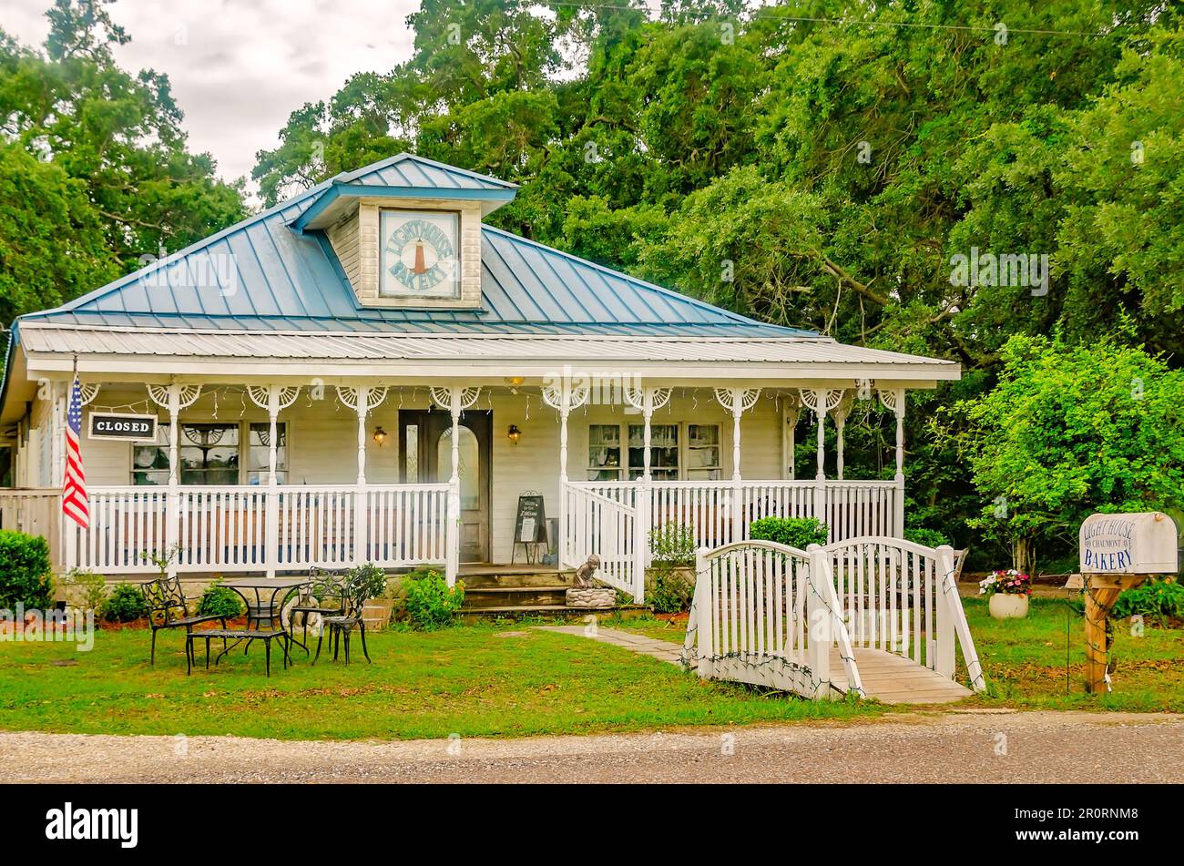 Lighthouse Bakery bietet am 29. April 2023 auf Dauphin Island, Alabama, einen malerischen Frühstücksort für Touristen und Einheimische. Stockfoto