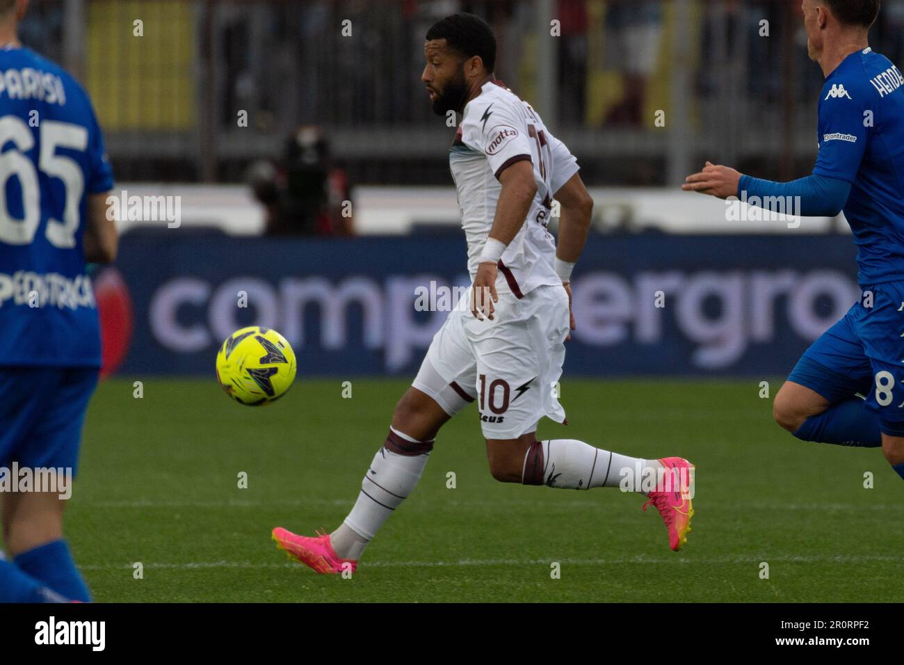 Carlo Castellani Stadion, Empoli, Italien, 08. Mai 2023, Trindade De Vilhena Tonny Salernitana trägt den Ball während des Empoli FC gegen US Salernitana - i Stockfoto