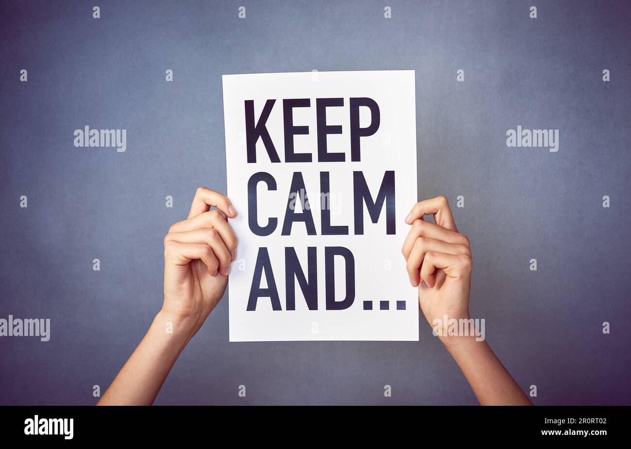 Die Anwendungen sind endlos. Eine nicht identifizierbare junge Frau, die ein Poster mit einer Nachricht im Studio hält. Stockfoto