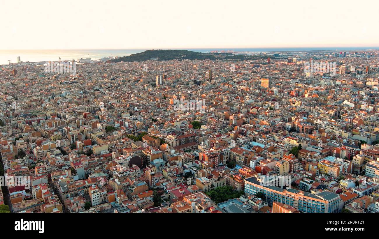 Typische Wohngegend von Barcelona bei Sonnenaufgang mit Blick auf die Villa de Gracia (Vila de Gracia). Luftwaffe, Die Aufnahme Aufnimmt Stockfoto