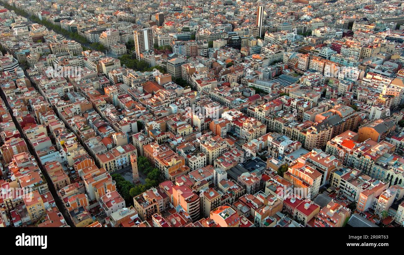 Typische Wohngegend von Barcelona bei Sonnenaufgang mit Blick auf die Villa de Gracia (Vila de Gracia). Luftwaffe, Die Aufnahme Aufnimmt Stockfoto