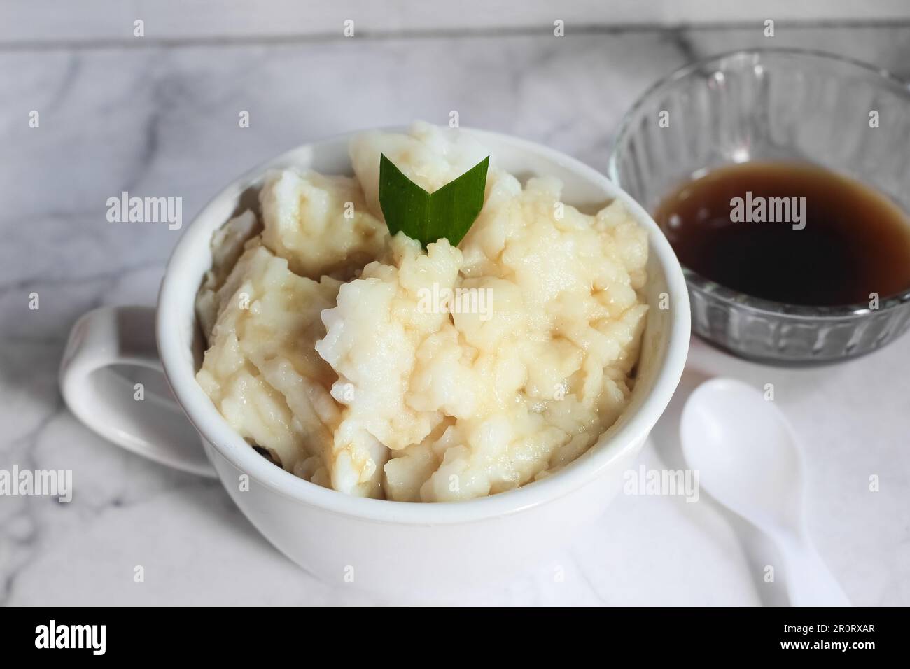 Bubur Sumsum. Dessertporridge aus Java aus Reismehl, Kokosmilch mit Palmzuckersirup. Beliebte Speisen während des Ramadan. Summen Stockfoto