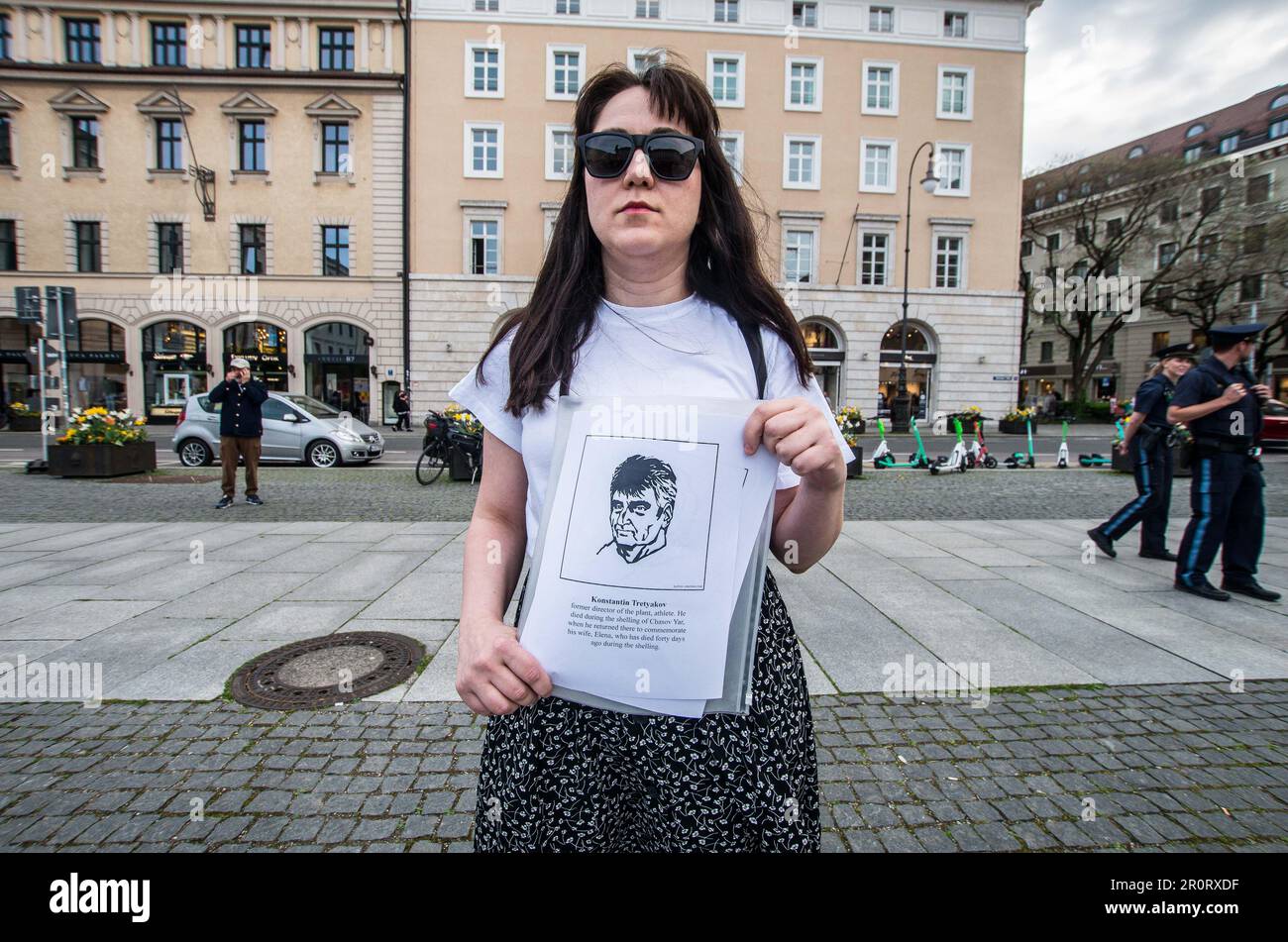 9. Mai 2023, München, Bayern, Deutschland: Mitglieder der russischen Opposition kamen, um gegen die putinisten mit Fotos der Opfer des russischen Krieges zu protestieren. Zeitgleich mit den weltweiten Siegesfeiern in München fand eine weitere Demo des unsterblichen Regiments statt, die dieses Mal von Amid Saidi geleitet wurde, der 2022 die demo der putinisten organisierte. Ursprünglich von den russischen Journalisten Sergei Kolotowkin, Sergei Lapenkov und Igor Dmitriev konzipiert, um nicht militarisierte gedenkfeiern an diejenigen zu veranstalten, die im Zweiten Weltkrieg kämpften, wird das unsterbliche Regiment (Ger: Unsterbliches Regiment) seit 2015 als Teil des Putin-Regimes angesehen Stockfoto