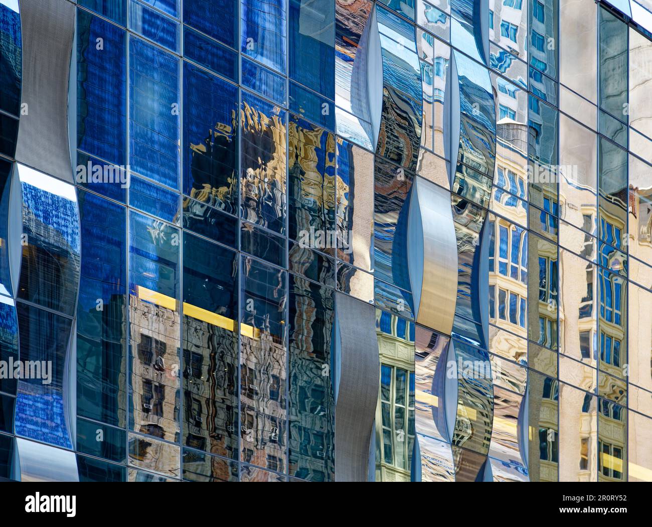 Doppelte Reflexion: Eine 57 spiegelt die 142 West 57. Street wider, die Trump Parc im Central Park South widerspiegelt. Stockfoto